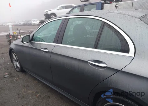 2017 Mercedes-Benz E 300 4Matic z USA, uszkodzony, nr VIN WDDZF4KB0HA036438